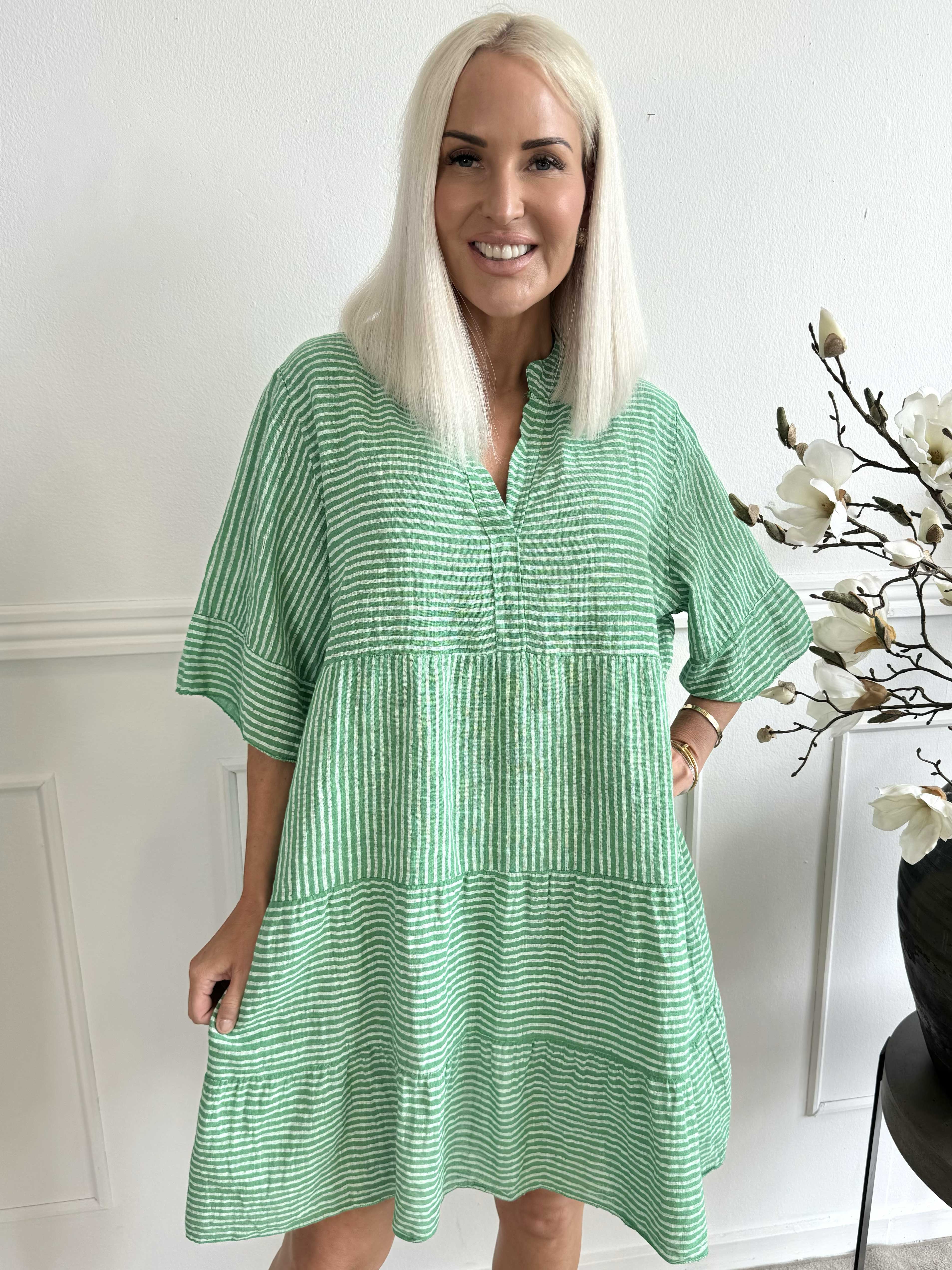 Jenni - Sød stripet bomuldskjole i hør lignende stof